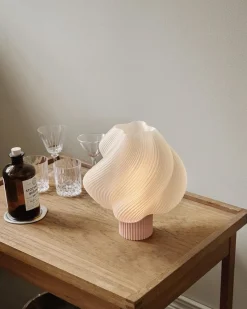 Crème Atelier Soft Serve Table Lamp Regular Wild Strawberry