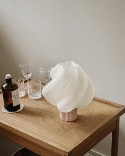 Crème Atelier Soft Serve Table Lamp Regular Wild Strawberry